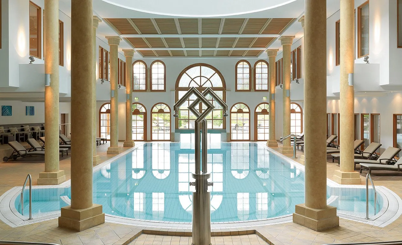 Hallenbad des Schlosshotels Kitzbühel mit Säulen und Rundbogenfenstern
