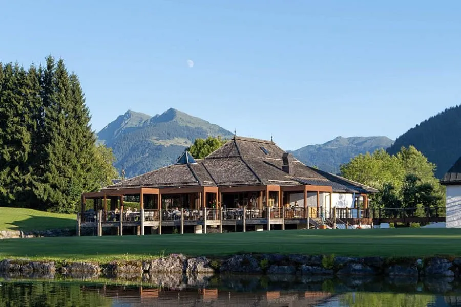 Clubhaus des GC Kitzbühel an einem Teich