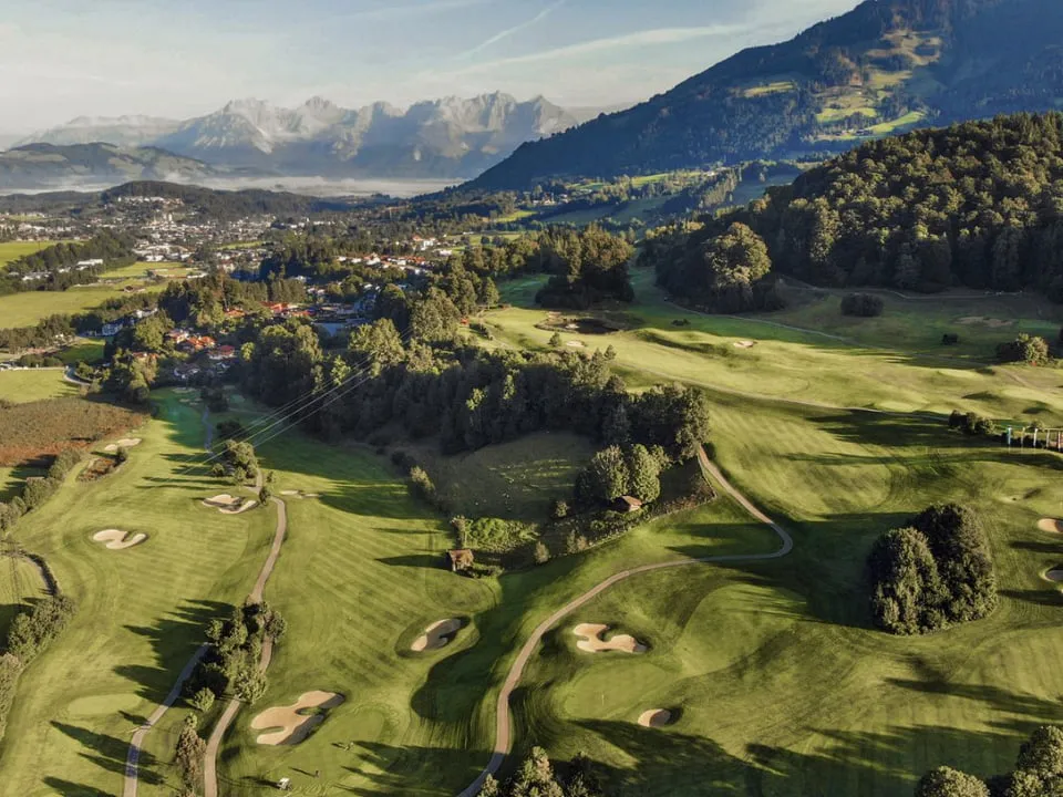 Luftaufnahme der Spielbahnen des Golfplatzes Eichenheim mit Bunkern